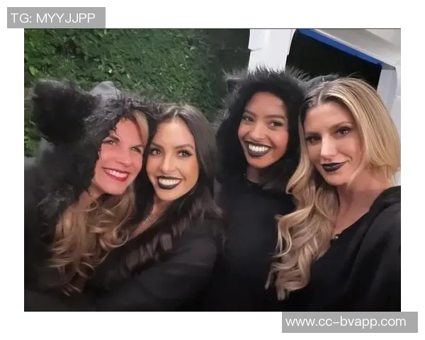 瓦妮莎全家万圣节装扮亮相加索尔陪科比家人共度温馨节日