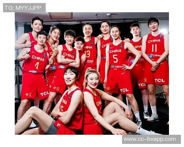 葡萄牙球员内维斯等在巴黎夺七冠国家队发海报庆祝辉煌成就